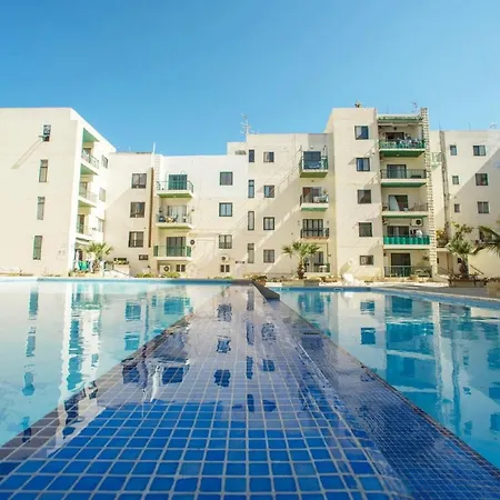 Bugibba Deluxe Penthouse With Terrace & Communal Swimming Pool סיינט פול ביי