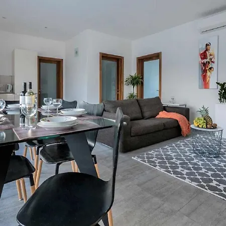 Bugibba Deluxe Penthouse With Terrace & Communal Swimming Pool דירה