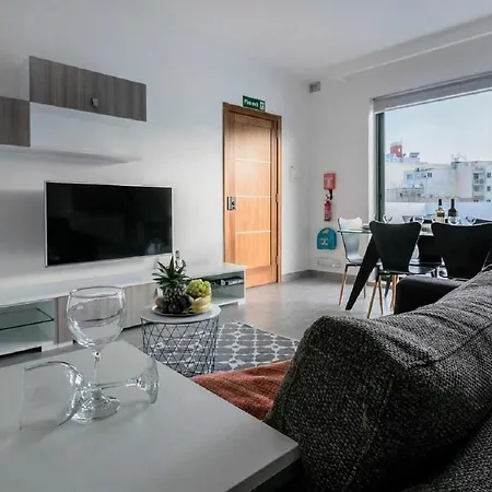 Bugibba Deluxe Penthouse With Terrace & Communal Swimming Pool דירה סיינט פול ביי