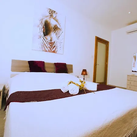 דירה Bugibba Deluxe Penthouse With Terrace & Communal Swimming Pool *