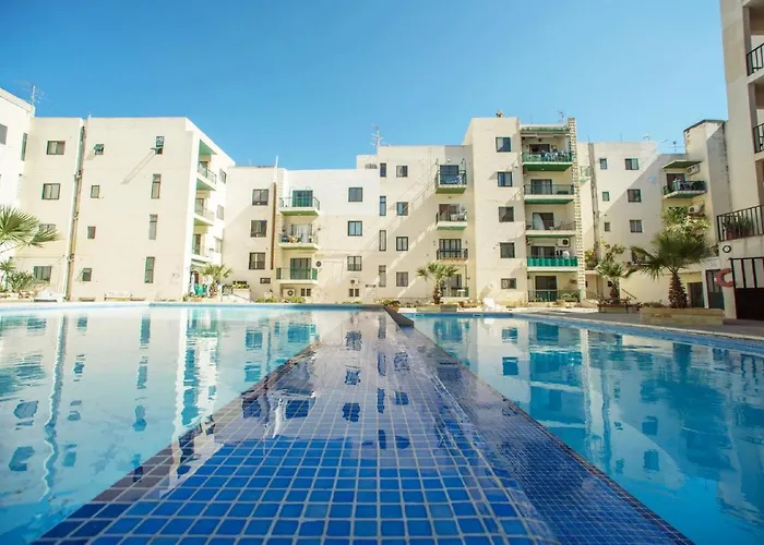 Bugibba Deluxe Penthouse With Terrace & Communal Swimming Pool San Pawl il-Baħar