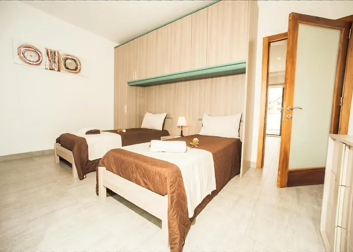 Bugibba Deluxe Penthouse With Terrace & Communal Swimming Pool