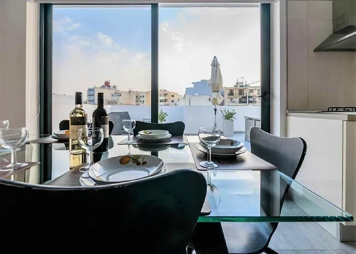 Bugibba Deluxe Penthouse With Terrace & Communal Swimming Pool