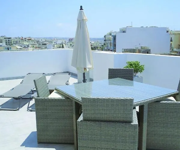 Bugibba Deluxe Penthouse With Terrace & Communal Swimming Pool *