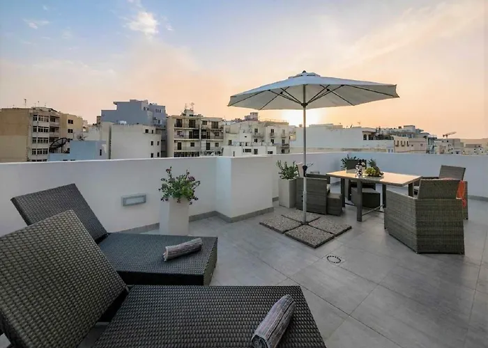 Bugibba Deluxe Penthouse With Terrace & Communal Swimming Pool Apartment *