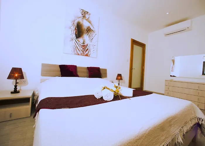 Apartment Bugibba Deluxe Penthouse With Terrace & Communal Swimming Pool *