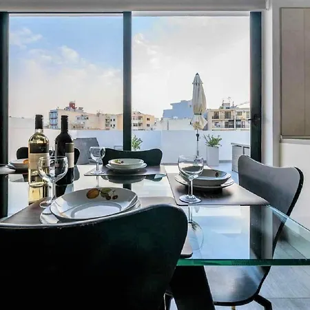 Bugibba Deluxe Penthouse With Terrace & Communal Swimming Pool