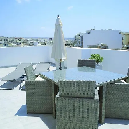 Bugibba Deluxe Penthouse With Terrace & Communal Swimming Pool *